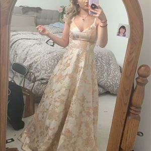 I am selling a wonderful dress that has only been worn in these two pictures